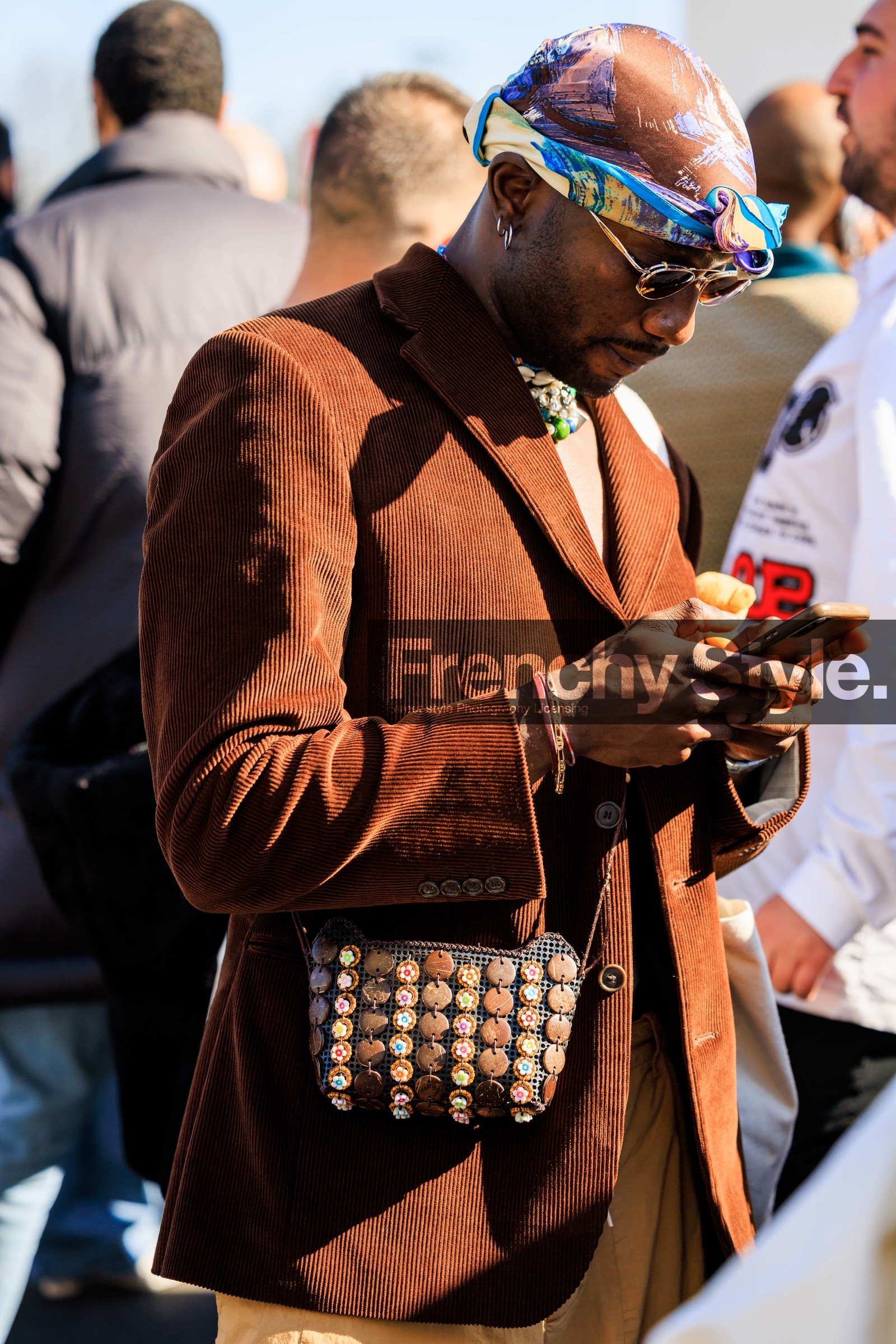 beade bag, brown bag, brown blazer, printed bandana, multicolor bandana, crossbody bag, corduroy blazer, pilot sunglasses, fashion week, frenchystyle, FW, jonathan paciullo, street style, MFW, MILAN, FALL WINTER 2022_2023, AUTUMN WINTER 2022-2023, FW 22-23, vertical, atmosphere details