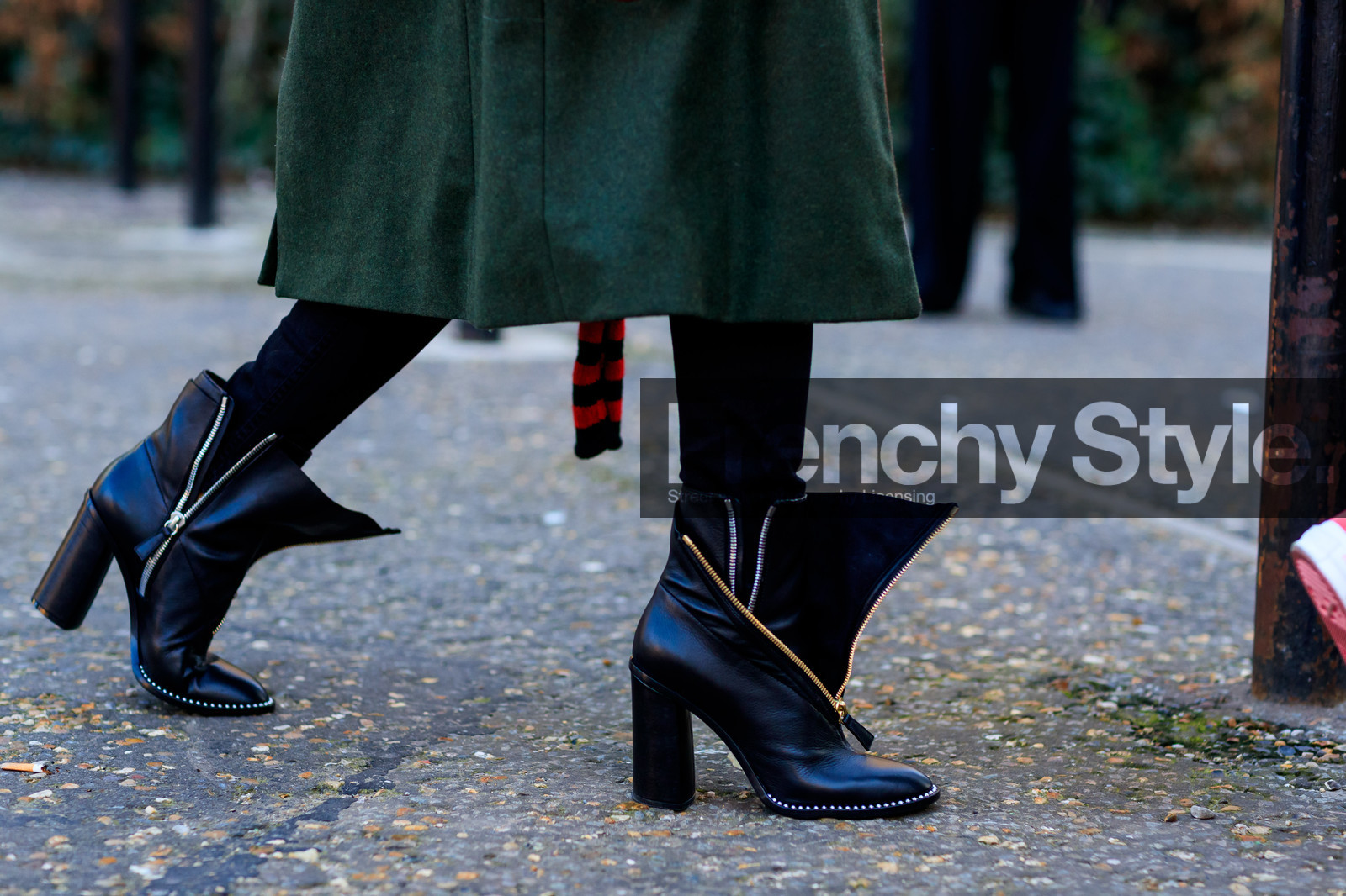 black shoes, green coat, high heels, leather shoes, zip, street style, jonathan paciullo, FW, frenchystyle, fashion week, LFW, LONDON, AUTUMN WINTER 2018-2019, AW 18-19, FALL WINTER 2018-2019, FW 18-19, horizontal, atmosphere details, detail