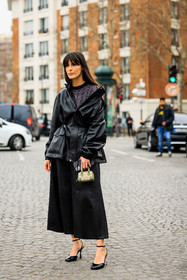 total black look, mini bag, loewe bag, green bag, logo bag, black heels, black trousers, baggy pants, leather jacket, shiny top, black jacket, leia sfez, street style, jonathan paciullo, FW, frenchystyle, fashion week, AUTUMN WINTER 2022-2023, FALL WINTER 2022_2023, FW 22-23, PFW, PARIS, full length, vertical