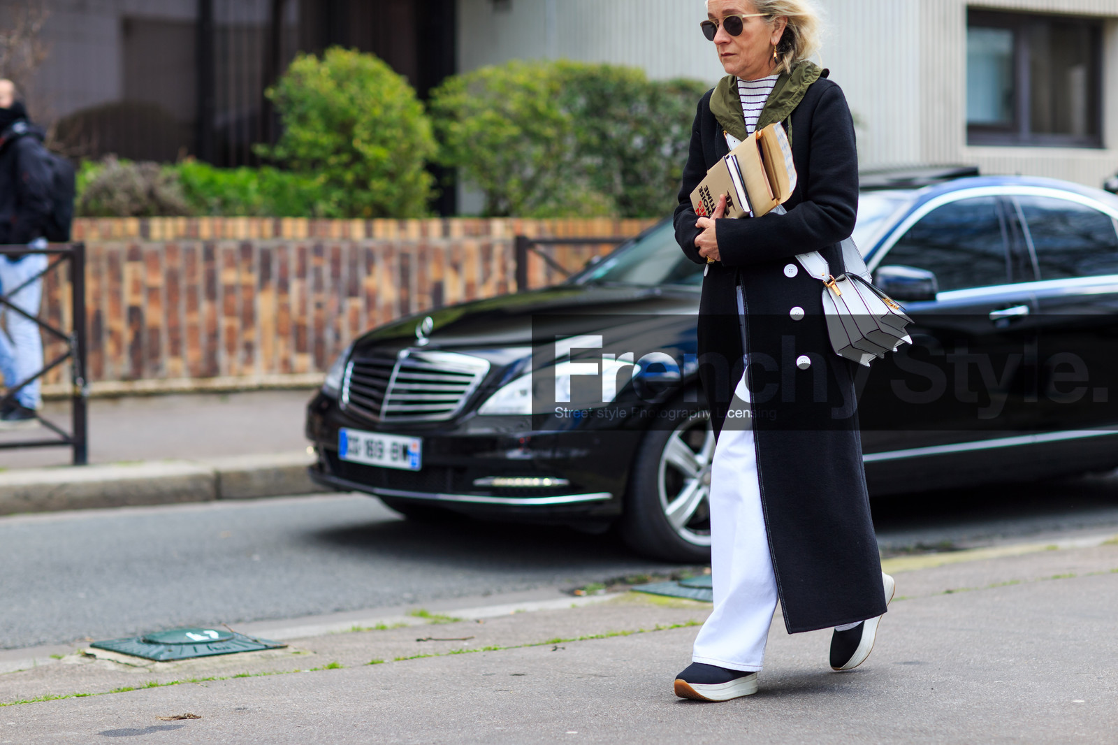 atmosphere details, AUTUMN WINTER 2016-2017, AW 16-17, black and white shoes, black coat, céline, detail, FALL WINTER 2016-2017, fashion week, frenchystyle, FW, FW 16-17, horizontal, jonathan paciullo, leather bag, leather sneakers, overcoat, PARIS, PFW, street style, sunglasses, trousers, white bag, white pants