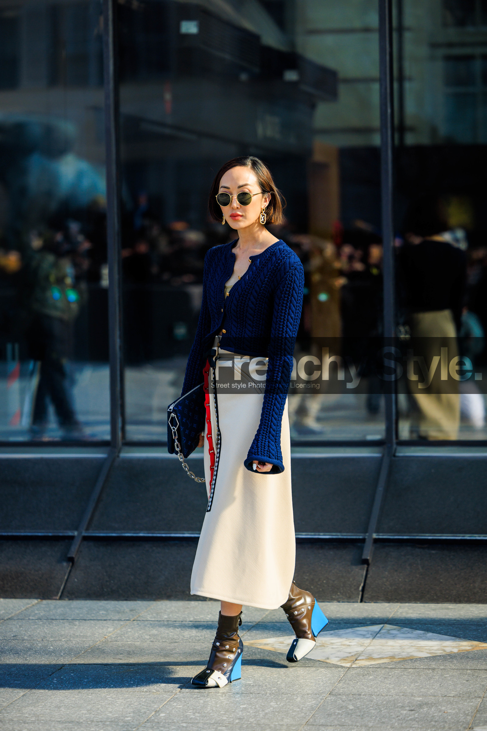 navy blue cardigan, knitted cardigan, knitweat, black sunglasses, louis vuitton earrings, louis vuittons, longskirt, white skirt, black handbag, louis vuitton bag, logo bag, louis vuitton boots, brown boots, multicolor boots, heeled boots, chain bag, short hair, red lips, xenia adonts, street style, jonathan paciullo, FW, frenchystyle, fashion week, AUTUMN WINTER 2022-2023, FALL WINTER 2022_2023, FW 22-23, PFW, PARIS, full length, vertical