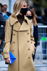 louis vuitton clutch, louis vuitton blouse, beige trench coat, brown blouse, drape blouse, high collar blouse, monogrammed blouse, blue leather clutch, covid face mask, louis vuitton, monogramme, PARIS, PFW, fashion week, frenchystyle, FW, jonathan paciullo, street style, SPRING SUMMER 2021, SS 21, vertical, atmosphere details, detail