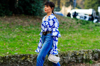 atmosphere details, AUTUMN WINTER 2017-2018, AW 17-18, black belt, blue denim, blue shirt, denim pants, detail, evangelie smyrniotaki, FALL WINTER 2017-2018, fashion week, frenchystyle, FW, FW 17-18, horizontal, jeans, jonathan paciullo, leather bag, leather belt, MFW, MILAN, printed shirt, street style, trousers, white bag