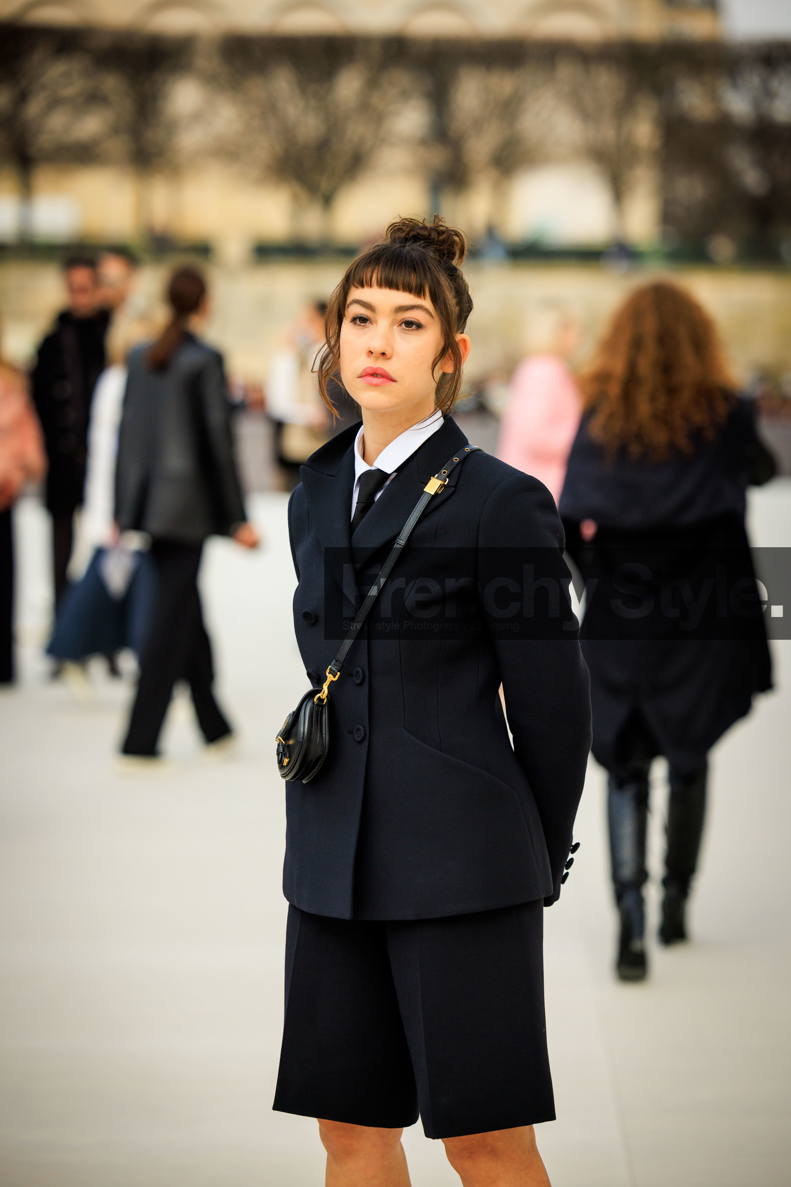 black blazer, dior, crossbodybag, black mini bag, white shirt, black short, boyish look, fringe, fashion week, frenchystyle, FW, jonathan paciullo, street style, AUTUMN WINTER 2022-2023, FALL WINTER 2022_2023, FW 22-23, PFW, PARIS, vertical, detail