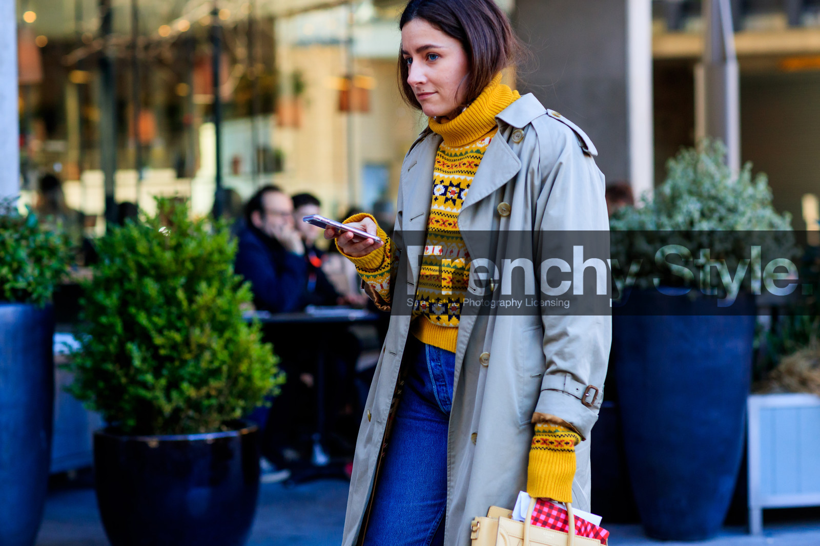beige coat, blue denim, denim pants, jeans, printed sweater, trench coat, trousers, turtleneck sweater, yellow sweater, street style, jonathan paciullo, FW, frenchystyle, fashion week, LFW, LONDON, AUTUMN WINTER 2018-2019, AW 18-19, FALL WINTER 2018-2019, FW 18-19, horizontal, atmosphere details, detail