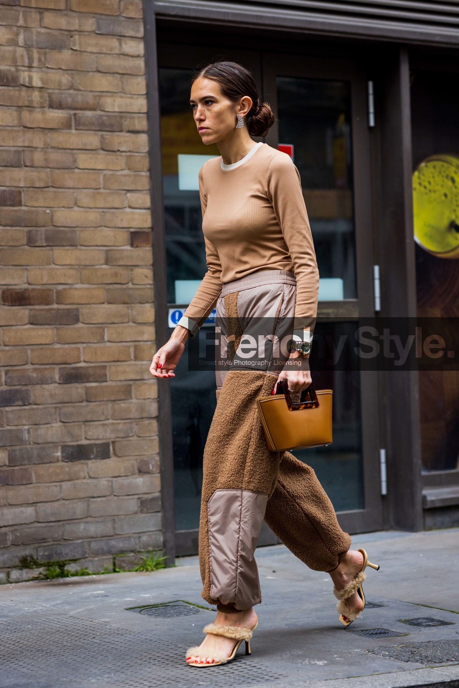 beige, camel, trousers, baggy pants, top, handbag, small bag, fashion week, frenchystyle, FW, jonathan paciullo, street style, SS 22, SPRING SUMMER 2022, LFW, LONDON, vertical, full length