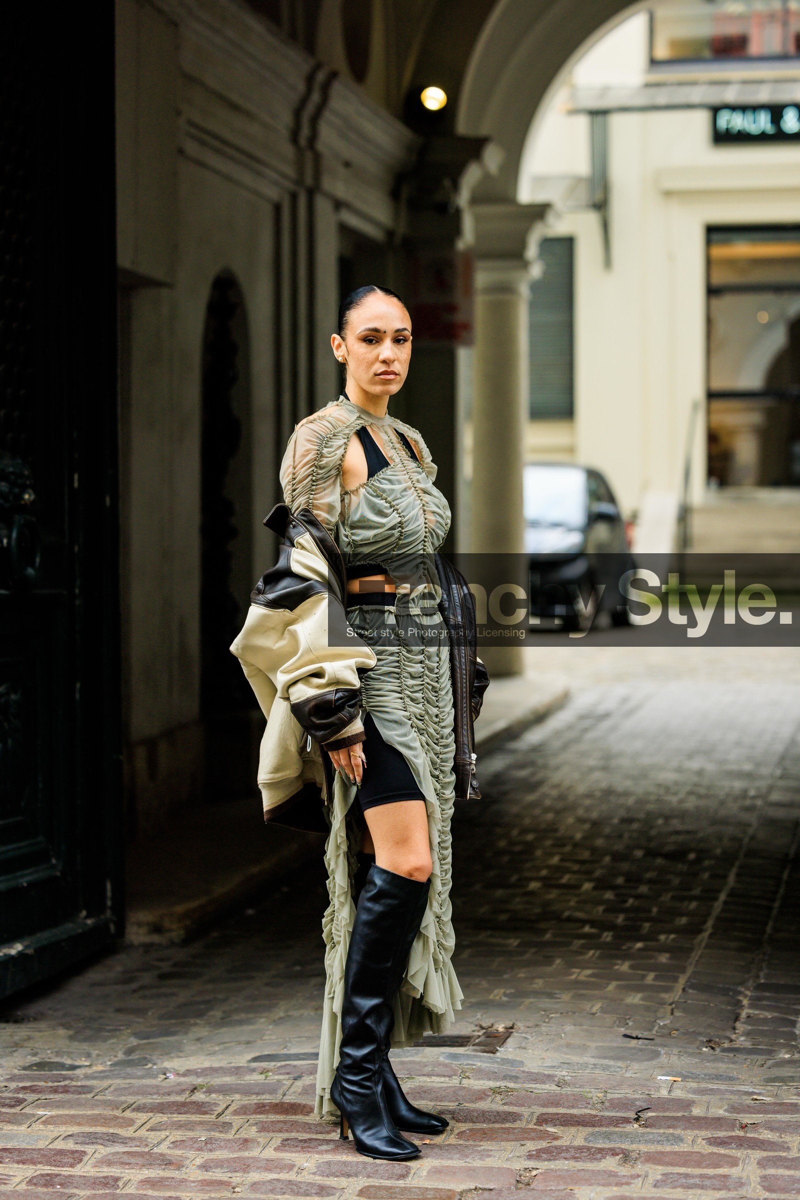 assymetric dress, light green dress, black shorts, black top, leather jacket, dual toned jacket, white jacket, serpent dress, black boots, hera pradel, street style, jonathan paciullo, FW, frenchystyle, fashion week, AUTUMN WINTER 2022-2023, FALL WINTER 2022_2023, FW 22-23, PFW, PARIS, full length, vertical, cut out dress