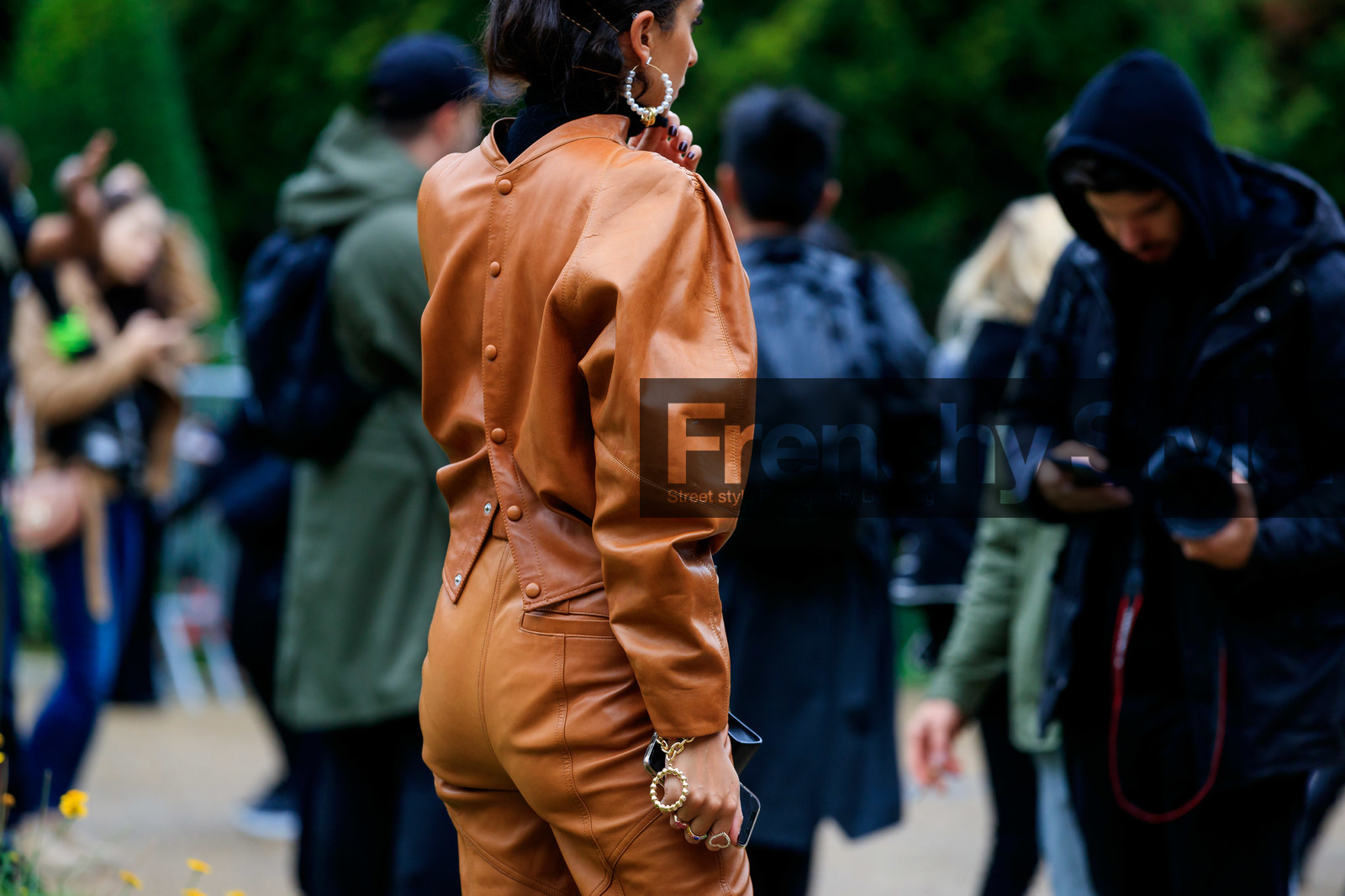 back details, camel leather top, button top, balloon sleeves, camel leather pants, pearl earrings, hoop earrings, fashion week, frenchystyle, FW, jonathan paciullo, street style, SPRING SUMMER 2020, SS 20, PFW, PARIS, horizontal, atmosphere details, detail