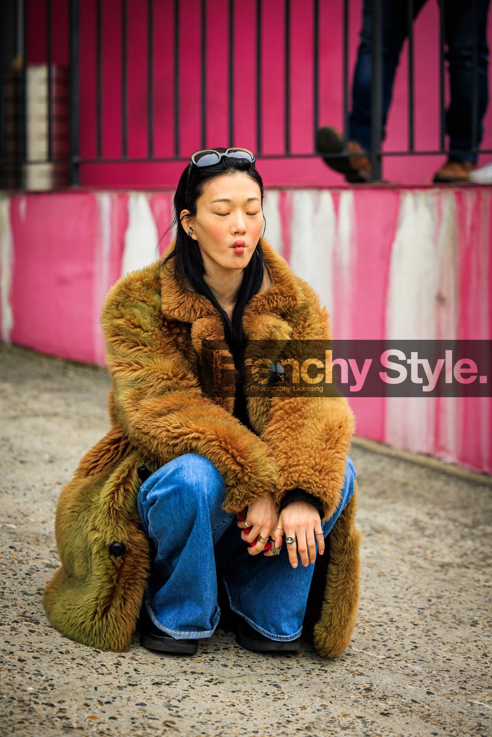 furry coat, black sunglasses, wideleg jeans, black shoes, brown coat, model, street style, jonathan paciullo, FW, frenchystyle, fashion week, AUTUMN WINTER 2022-2023, FALL WINTER 2022_2023, FW 22-23, PFW, PARIS, vertical, detail