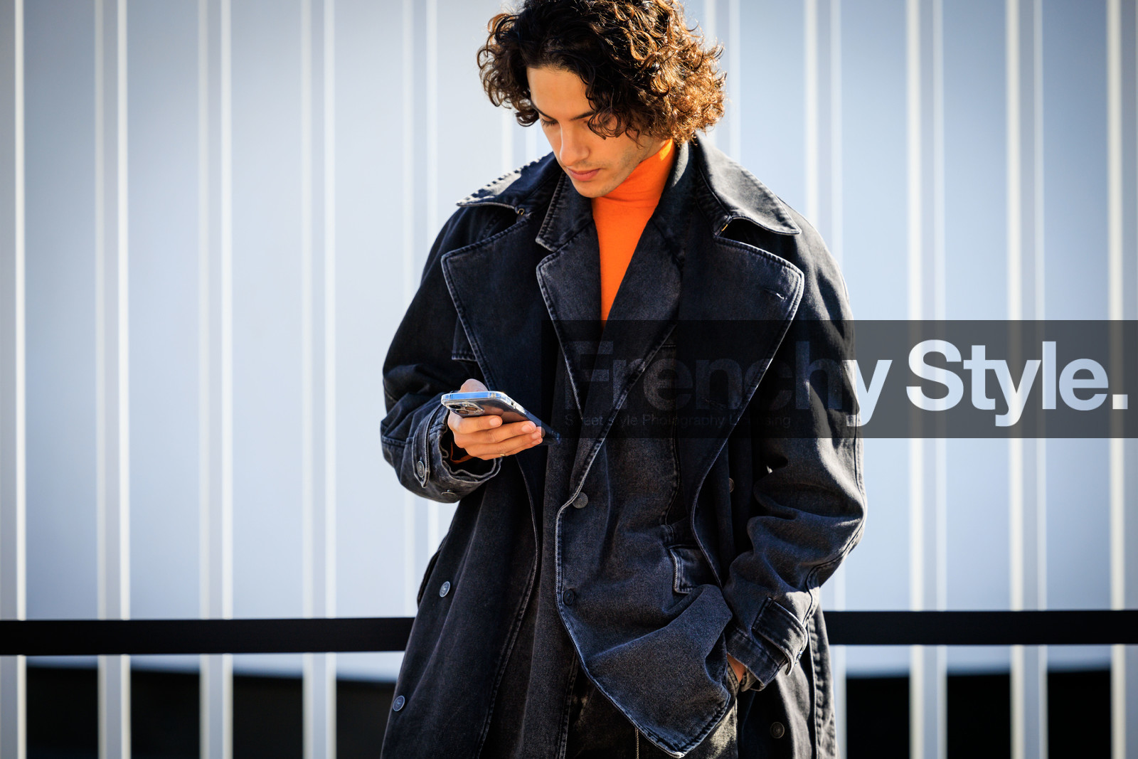 denim full look, denim trench, oversized trench, grey denim trench, orange turtleneck, fashion week, frenchystyle, FW, jonathan paciullo, street style, MFW, MILAN, AUTUMN WINTER 2022-2023, FALL WINTER 2022_2023, FW 22-23, horizontal, atmosphere details
