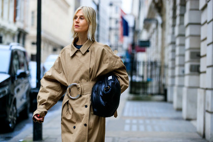 beige coat, black bag, leather bag, linda tol, maison martin margiela, trench coat, street style, jonathan paciullo, FW, frenchystyle, fashion week, LFW, LONDON, AUTUMN WINTER 2019-2020, AW 19-20, FW 19-20, FALL WINTER 2019-2020, horizontal, atmosphere details, detail