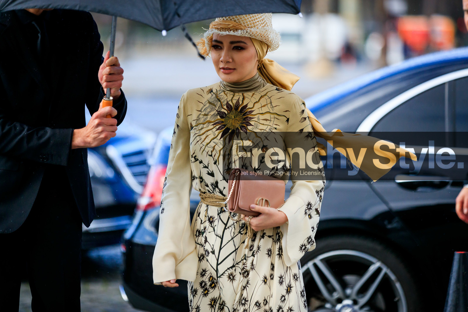 white hat, white dress, straw hat, hair scarf, golden scarf, silk scarf, floral printed dress, long sleeves dress, high collar dress, belted dress, silk dress, straw belt, rope belt, nude leather bag, nude leather clutch, dior bag, dior clutch, dior dress, fashion week, frenchystyle, FW, jonathan paciullo, street style, PFW, PARIS, AUTUMN WINTER 2020-2021, FALL WINTER 2020-2021, FW 20-21, horizontal, detail, atmosphere details