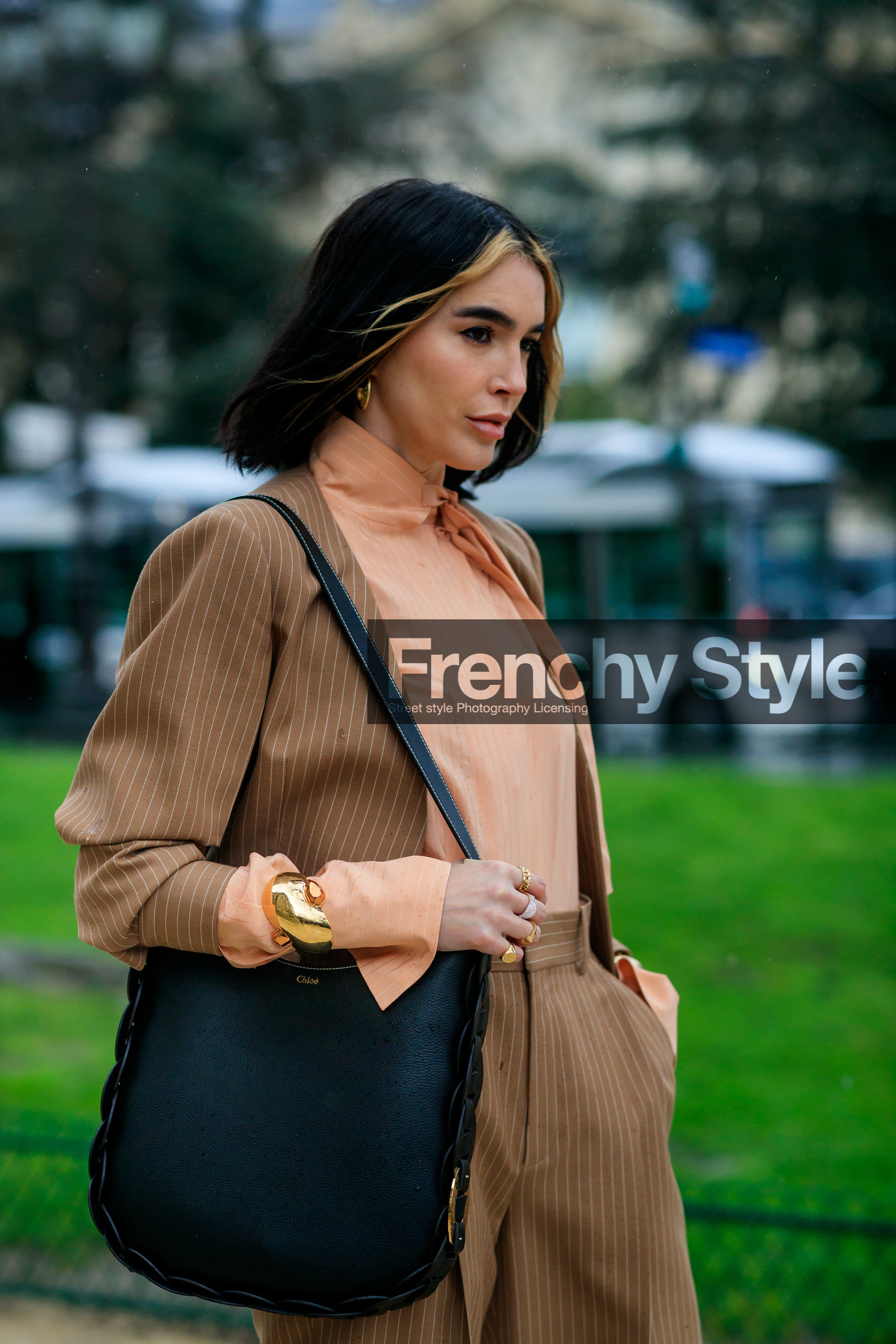brittany xavier, chloe bag, black leather bag, beige jacket, beige pants, striped jacket, striped pants, golden bracelet, big bangle, big bracelet, chloe jacket, chloe pants, chloe shirt, light pink blouse, nude blouse, lavalliere collar, golden rings, multi rings, shoulder bag, fashion week, frenchystyle, FW, jonathan paciullo, street style, PFW, PARIS, AUTUMN WINTER 2020-2021, FALL WINTER 2020-2021, FW 20-21, vertical, atmosphere details, detail