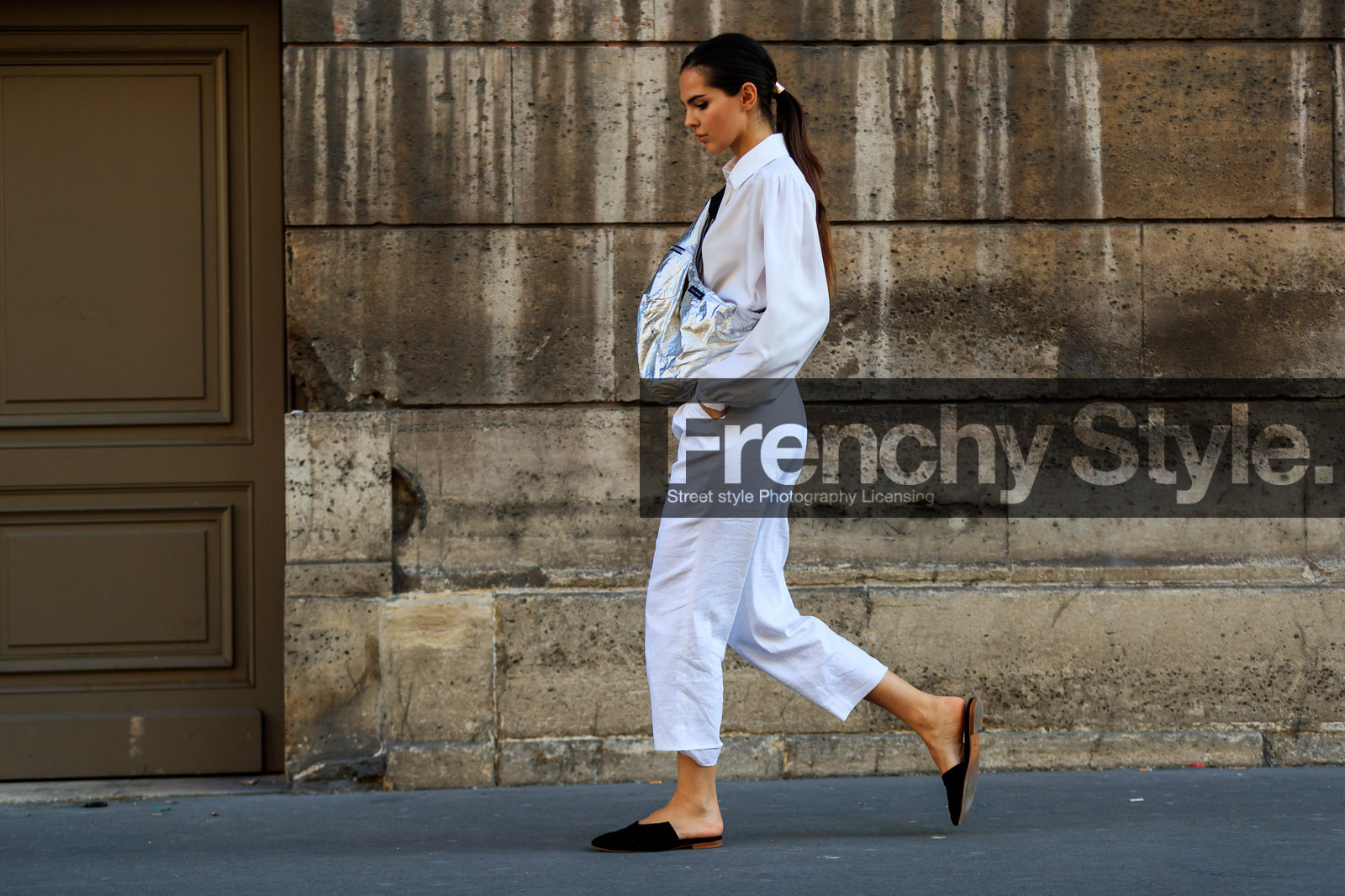 black mules, isabel marant, leather bag, leather shoes, shiny bag, silver bag, trousers, white pants, white shirt, fashion week, frenchystyle, FW, jonathan paciullo, street style, PFW, PARIS, horizontal, atmosphere details, full length, AUTUMN WINTER 2018-2019, FALL WINTER 2018-2019, FW 18-19, doina ciobanu