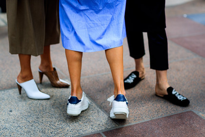 atmosphere details, back detail, black shoes, blue dress, detail, fashion week, frenchystyle, FW, high heels, horizontal, jonathan paciullo, leather shoes, NEW YORK, NYFW, shirt dress, SPRING SUMMER 2018, SS 18, street style, white sneakers