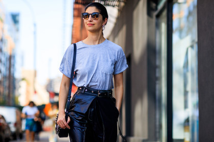 atmosphere details, black bag, black pants, caroline issa, detail, fashion week, frenchystyle, FW, grey t shirt, high waist, horizontal, jonathan paciullo, leather bag, leather pants, NEW YORK, NYFW, SPRING SUMMER 2018, SS 18, street style, sunglasses, trousers