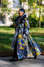 aleali may, long coat, long trench coat, painted jacket, painted trench coat, painted coat, blue trench coat, blue coat, yellow trench coat, yellow coat, black coat, black belt, belted coat, belted trench coat, black down jacket, chanel shoes, black leather boots, loewe sunglasses, white sunglasses, yellow sunglasses, square shape glasses, multicolor coat, multicolor jacket, multicolor trench coat, PARIS, PFW, SPRING SUMMER 2020, SS 20, fashion week, frenchystyle, FW, jonathan paciullo, street style, vertical, full length