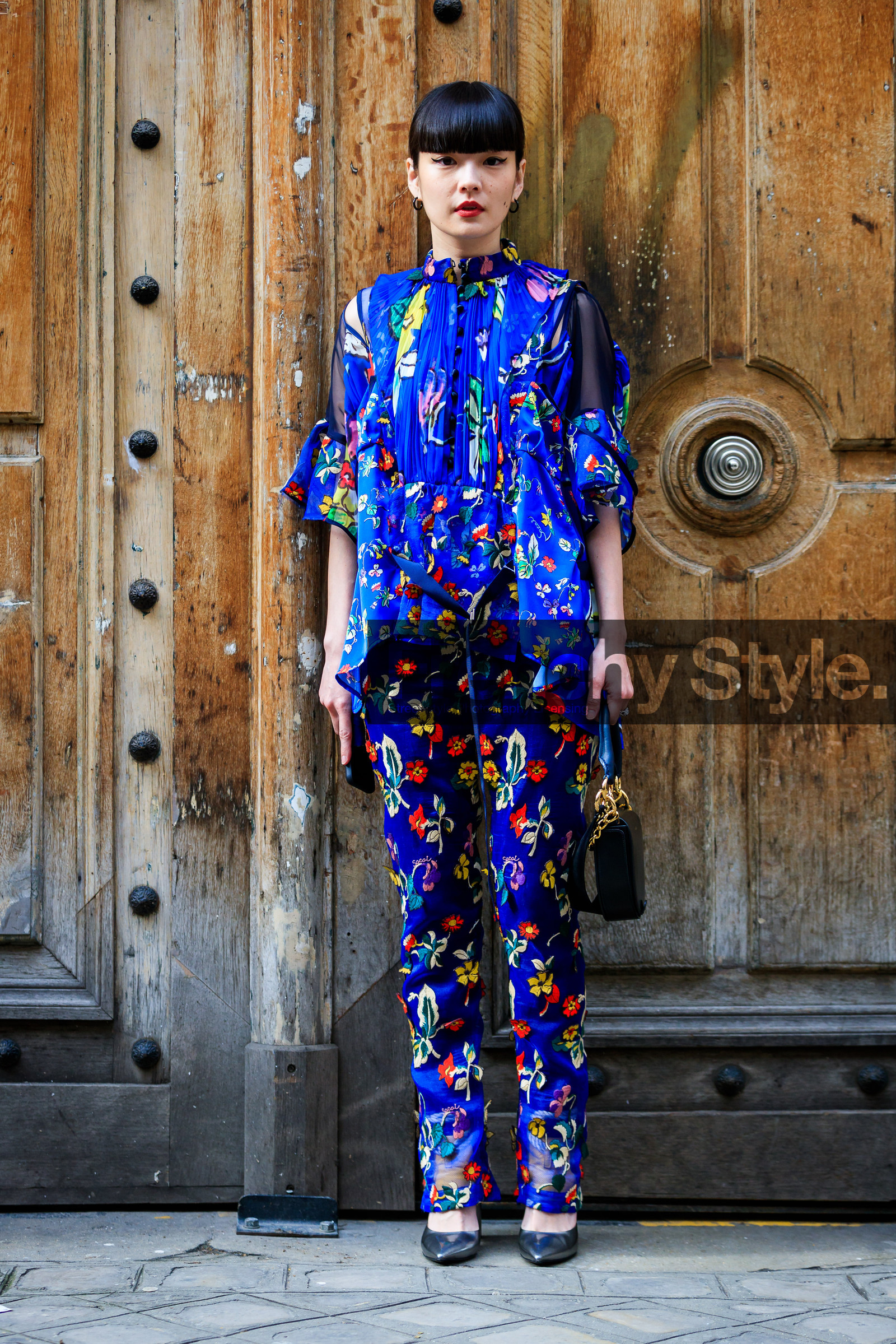 black bag, black shoes, blue pants, blue shirt, floral, flowers, graphic pants, leather bag, leather shoes, multicolor pants, multicolor shirt, printed pants, trousers, street style, jonathan paciullo, FW, frenchystyle, fashion week, PFW, PARIS, AUTUMN WINTER 2018-2019, FALL WINTER 2018-2019, FW 18-19, vertical, full length, kozue akimoto
