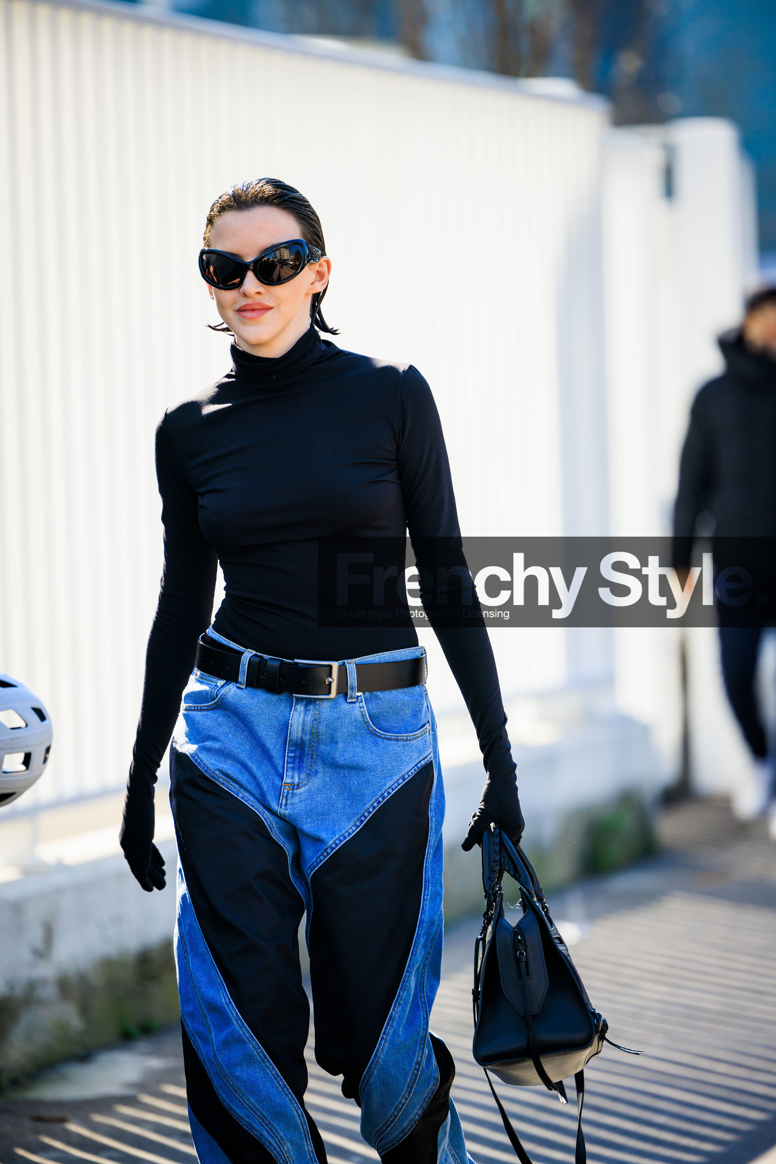 mugler jeans, black tutrleneck, black gloves, mugle denim jeans, dual toned jeans, black handbag, leather handbag, black sunglasses, fashion week, frenchystyle, FW, jonathan paciullo, street style, MFW, MILAN, AUTUMN WINTER 2022-2023, FALL WINTER 2022_2023, FW 22-23, vertical, atmosphere details