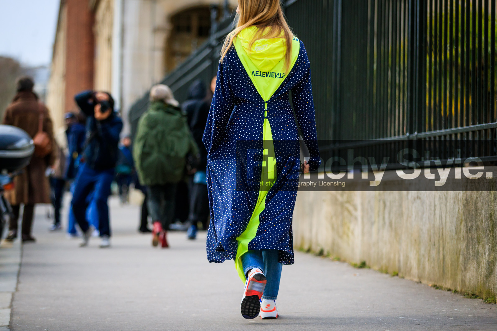 blue denim, blue dress, denim pants, fluo, graphic dress, hood, jeans, leather shoes, polka dot, printed dress, trousers, vêtements, white sneakers, street style, jonathan paciullo, FW, frenchystyle, fashion week, PFW, PARIS, AUTUMN WINTER 2018-2019, FALL WINTER 2018-2019, FW 18-19, horizontal, atmosphere details, Holly Russell