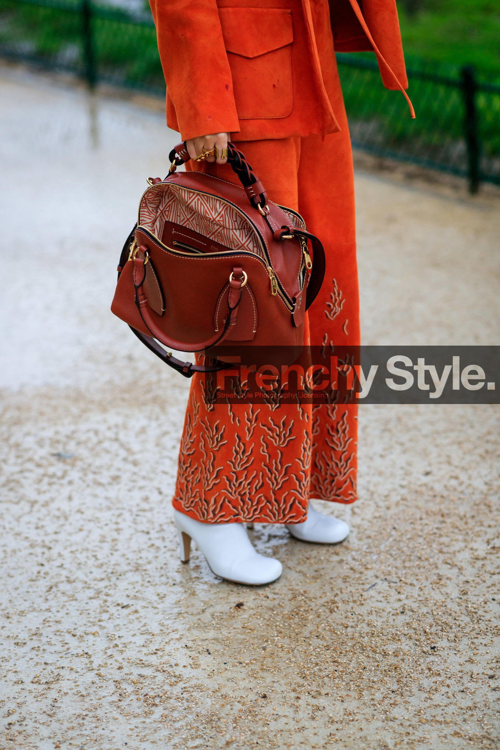 orange suede pants, floral embroidered pants, cropped pants, red leather bag, chloe bag, chloe jacket, chloe pants, white leather boots, high heels boots, close up detail, bag detail, legs detail, shoes detail, fashion week, frenchystyle, FW, jonathan paciullo, street style, PFW, PARIS, AUTUMN WINTER 2020-2021, FALL WINTER 2020-2021, FW 20-21, vertical, atmosphere details, detail