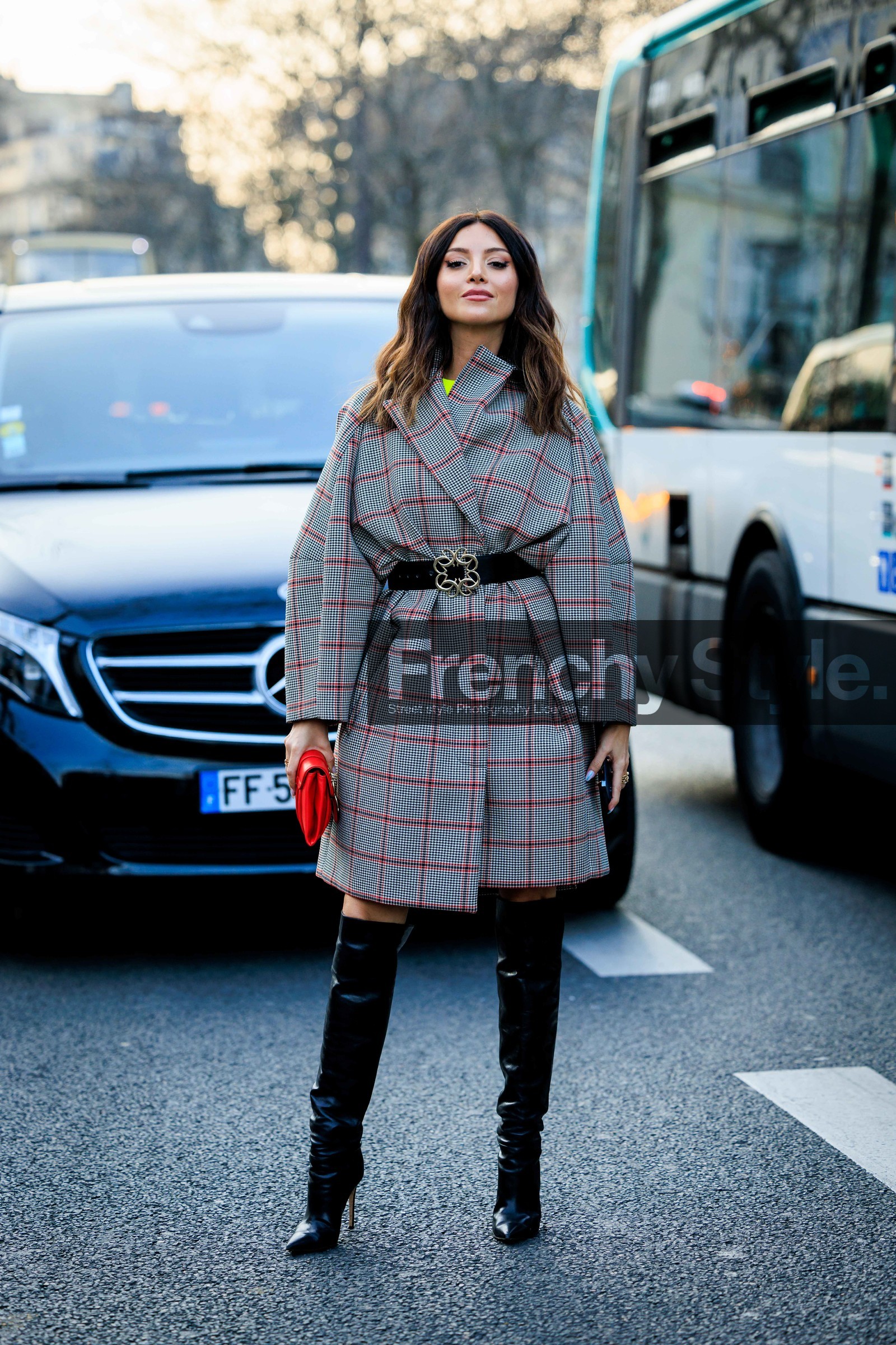 plaid coat, black red coat, black belt, bug buckle belt, black boots, highknee boots, red pouch, leather pouch, cat eye make up, street style, jonathan paciullo, FW, frenchystyle, fashion week, AUTUMN WINTER 2022-2023, FALL WINTER 2022_2023, FW 22-23, PARIS, PFW, full length, vertical