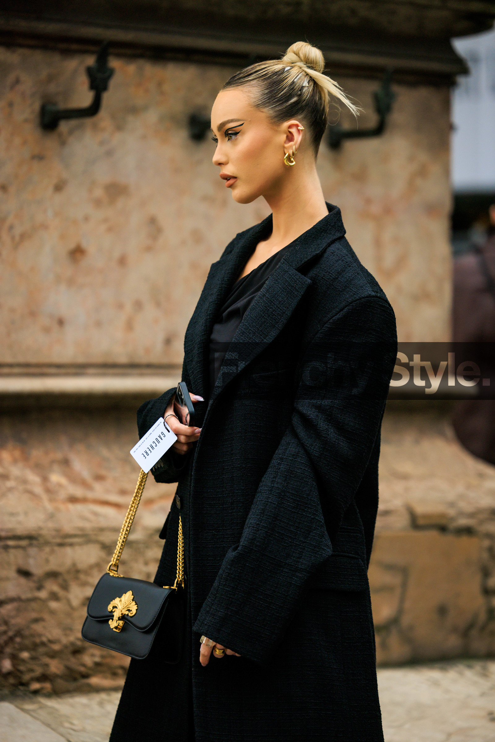total black look, blond hair, golden creole, eye shadow, make up, profile, black coat, black handbag, leather bag, golden chain bag, street style, jonathan paciullo, FW, frenchystyle, fashion week, AUTUMN WINTER 2022-2023, FALL WINTER 2022_2023, FW 22-23, PFW, PARIS, vertical, detail