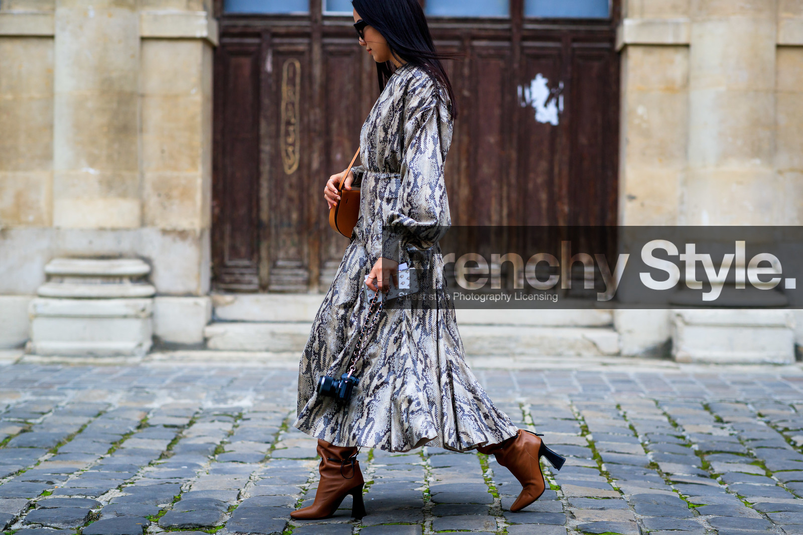 animal print, brown boots, camel bag, graphic dress, high heels, leather bag, leather dress, leather shoes, printed dress, snake print, sunglasses, yoyo cao, PARIS, PFW, street style, jonathan paciullo, FW, frenchystyle, fashion week, AUTUMN WINTER 2019-2020, AW 19-20, FALL WINTER 2019-2020, FW 19-20, horizontal, atmosphere details, detail