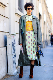 AUTUMN WINTER 2017-2018, AW 17-18, beige dress, black bag, blue denim, brown boots, bustier top, chloe, denim bag, drawings, FALL WINTER 2017-2018, fashion week, frenchystyle, full length, FW, FW 17-18, green coat, jonathan paciullo, leather bag, leather shoes, MFW, MILAN, printed dress, street style, sunglasses, trench coat, velvet, vertical, yasmin sewell, yellow top