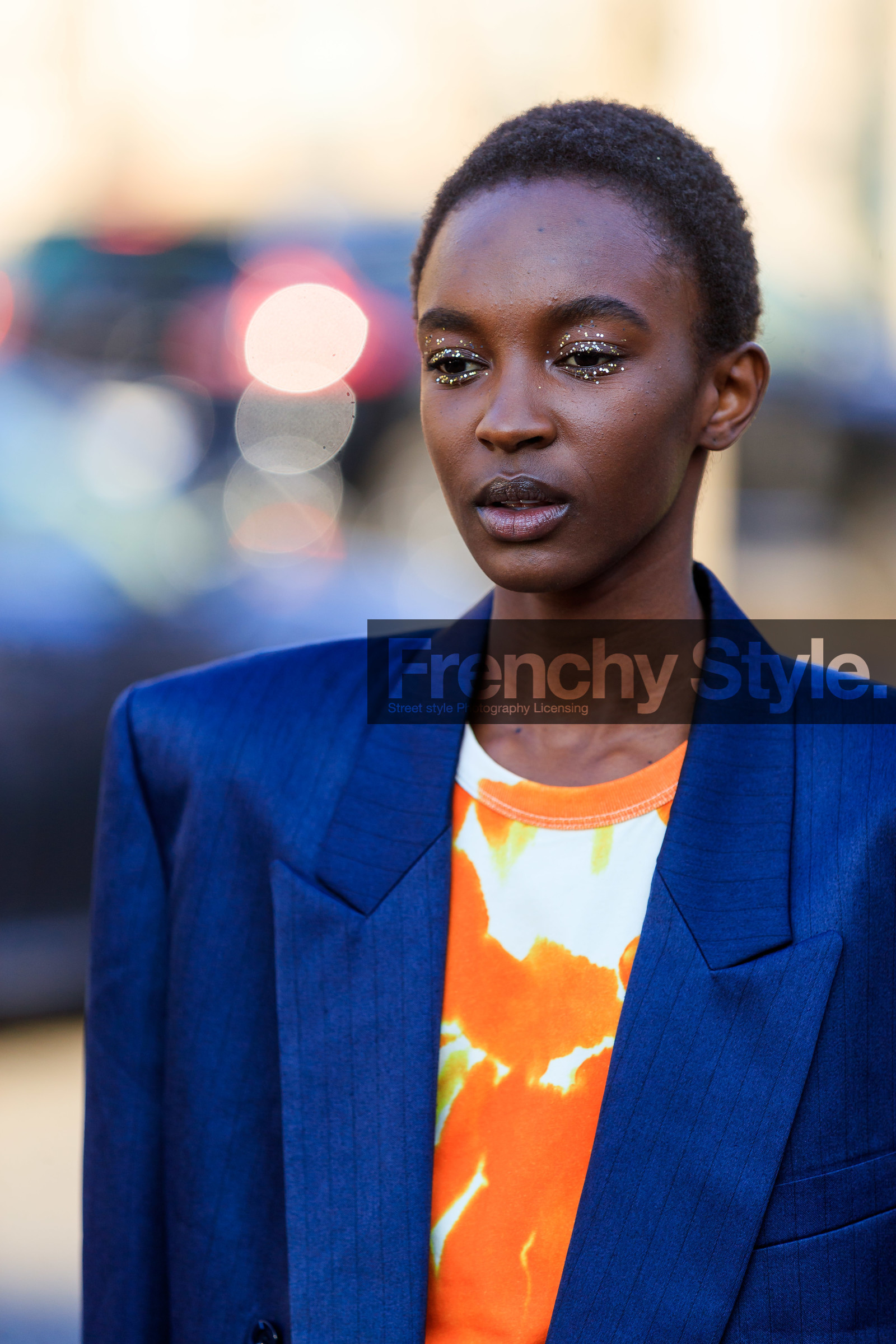 blazer, blue jacket, eyeshadow, glitter, model, orange top, oversize, tie & die, PARIS, PFW, street style, jonathan paciullo, FW, frenchystyle, fashion week, AUTUMN WINTER 2019-2020, AW 19-20, FALL WINTER 2019-2020, FW 19-20, vertical, atmosphere details, detail