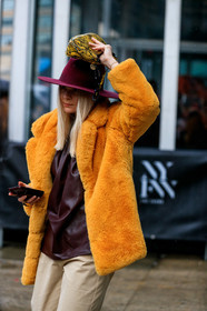 yellow coat, fur coat, burgundy hat, brown leather top, brown leather shirt, brown leather blouse, light beige pants, yellow leather bag, animal skin bag, fashion week, frenchystyle, FW, jonathan paciullo, street style, AUTUMN WINTER 2020-2021, FALL WINTER 2020-2021, FW 20-21, vertical, atmosphere details, detail, NYFW, NEW YORK