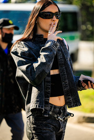 full black look, black sunglasses, dark denim jacket, dark denim jeans, leather belt, black belt, silver ring, details, close up, fashion week, frenchystyle, FW, jonathan paciullo, street style, MFW, MILAN, FALL WINTER 2022_2023, AUTUMN WINTER 2022-2023, FW 22-23, vertical, atmosphere details