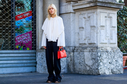 atmosphere details, AUTUMN WINTER 2017-2018, AW 17-18, black pants, FALL WINTER 2017-2018, fashion week, frenchystyle, full length, FW, FW 17-18, horizontal, jil sander, jonathan paciullo, leather bag, leather shoes, MFW, MILAN, red bag, street style, trousers, white shirt, wide pants