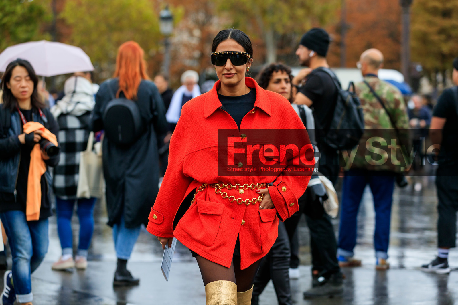 nausheen shah, red jacket, belted jacket, golden chain belt, chain belt, chain strap sunglasses, futurist shape sunglasses, jacket dress, black tights, chanel belt, chanel jacket, chanel boots, chanel sunglasses, chanel total look, PARIS, PFW, SPRING SUMMER 2020, SS 20, fashion week, frenchystyle, FW, jonathan paciullo, street style, horizontal, atmosphere details, detail