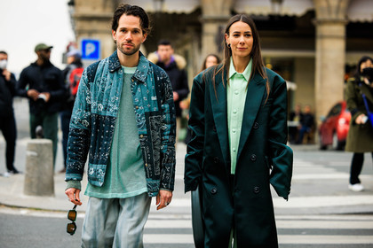 sunglasses, coperni bag, petrol green bag, pine green trench, satin trench, light green suit, flared pants, washed pants, fishnet top, turquoise top, printed jacket, flower print jacket, alice & j.s, alice barbier, JS roques, street style, jonathan paciullo, FW, frenchystyle, fashion week, AUTUMN WINTER 2022-2023, FALL WINTER 2022_2023, FW 22-23, PFW, PARIS, horizontal, atmosphere details, detail