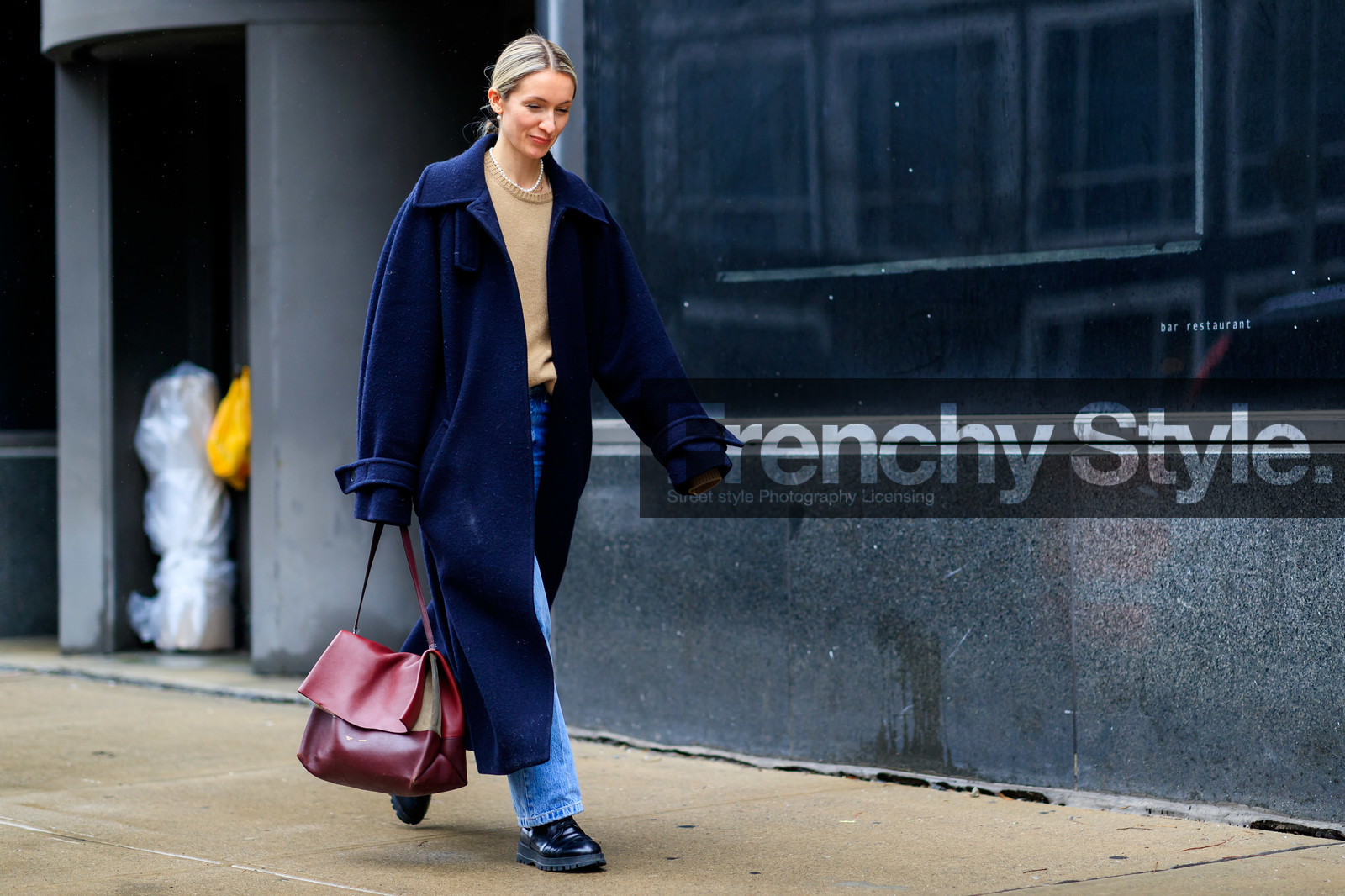 navy blue coat, burgundy leather bag, celine bag, beige pullover, pearl necklace, blue jeans, black leather boots, laced boots, flat boots, fashion week, frenchystyle, FW, jonathan paciullo, street style, NYFW, NEW YORK, AUTUMN WINTER 2020-2021, FALL WINTER 2020-2021, FW 20-21, horizontal, atmosphere details, full length