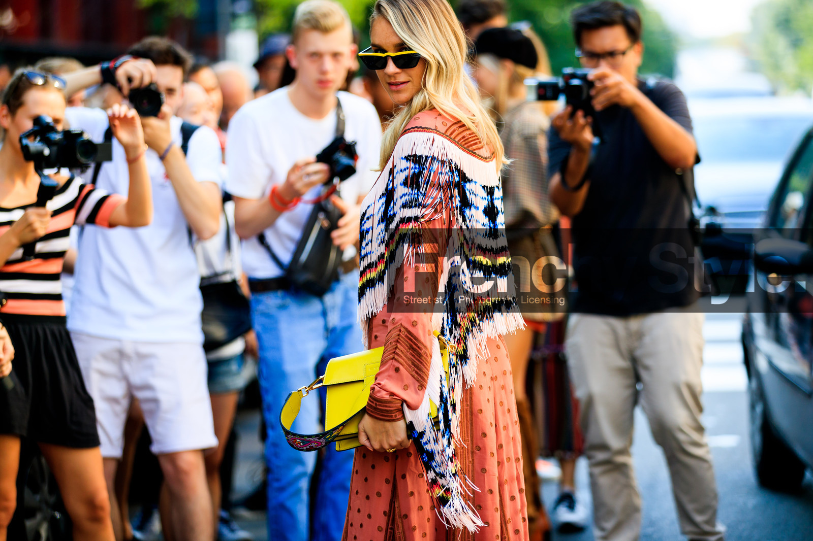 fringes, graphic bag, graphic dress, leather bag, nina suess, pink dress, printed bag, printed dress, sunglasses, yellow bag, street style, jonathan paciullo, FW, frenchystyle, fashion week, MFW, MILAN, SPRING SUMMER 2019, SS 19, atmosphere details, horizontal, detail