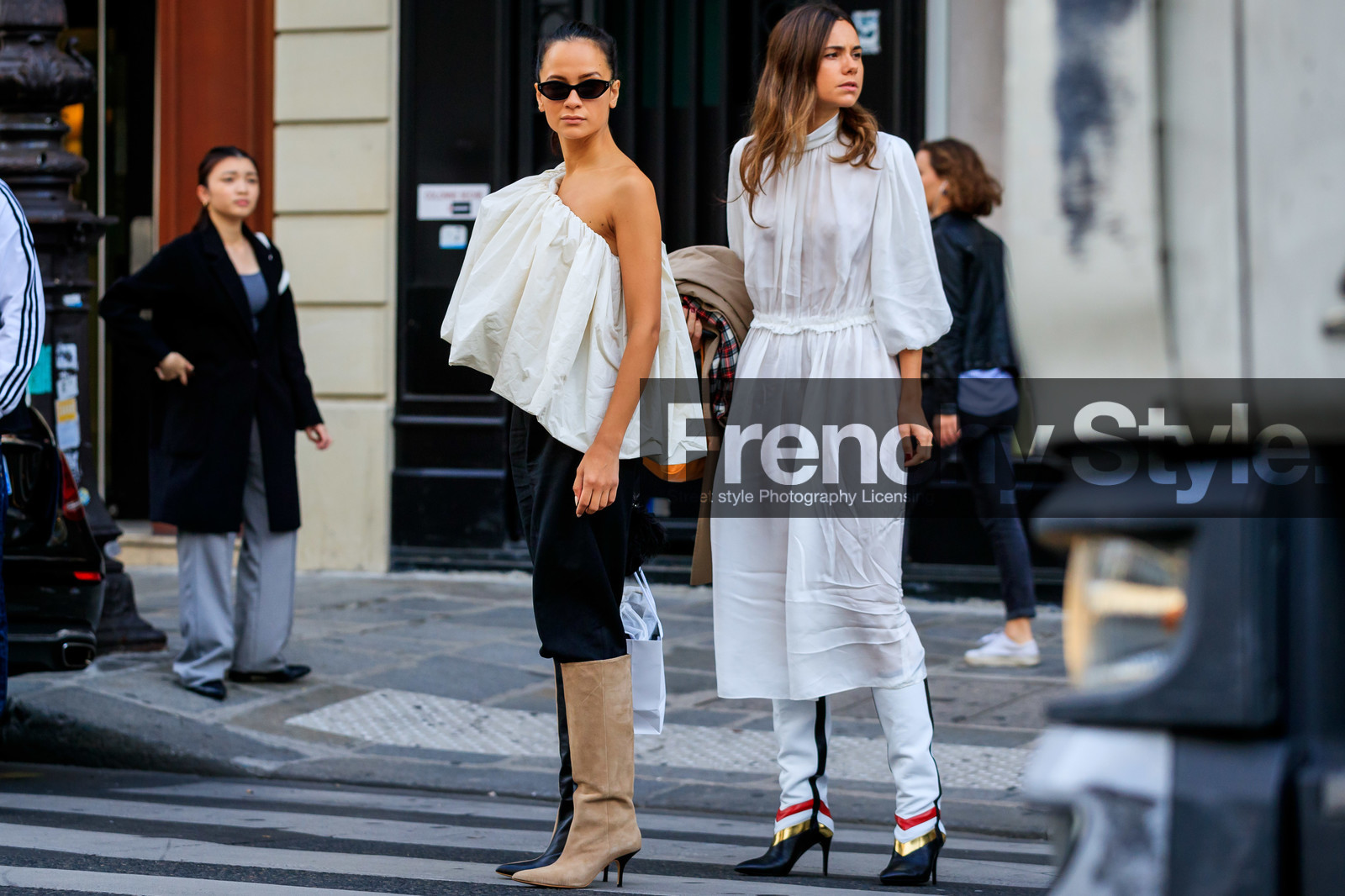 anna rosa vitiello, florrie thomas, white top, white blouse, drape blouse, drape top, asymmetrical top, asymetrical blouse, black pants, black sunglasses, butterfly sunglasses, beige leather boots, beige suede boots, black leather boots, bicolor boots, high boots, PARIS, PFW, SPRING SUMMER 2020, SS 20, fashion week, frenchystyle, FW, jonathan paciullo, street style, horizontal, atmosphere details, full length