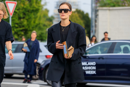 jo ellison, tom ford sunglasses, square shape glasses, scale sunglasses, brown scale sunglasses, black total look, black jacket, black t-shirt, black leather pants, oversize jacket, fashion week, frenchystyle, FW, jonathan paciullo, street style, MFW, MILAN, SPRING SUMMER 2020, SS 20
