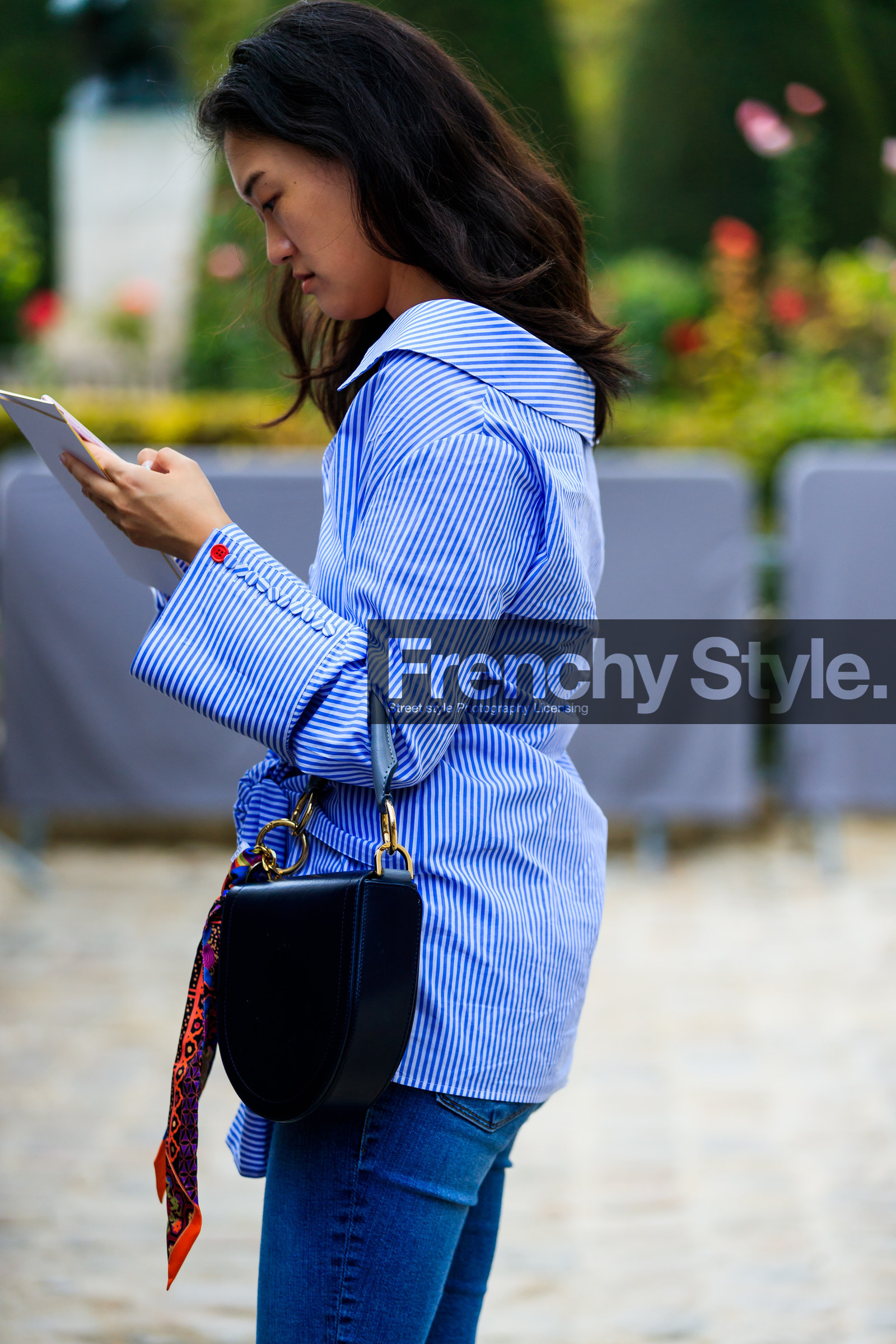 atmosphere details, black bag, blue denim, blue shirt, denim pants, detail, fashion week, frenchystyle, FW, graphic shirt, jeans, jonathan paciullo, leather bag, PARIS, PFW, printed shirt, SPRING SUMMER 2018, SS 18, street style, striped shirt, trousers, vertical
