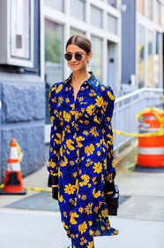 atmosphere details, black bag, blue dress, bordeaux, burgundy, detail, fashion week, frenchystyle, FW, graphic bag, graphic dress, jonathan paciullo, leather bag, NEW YORK, NYFW, printed dress, red bag, SPRING SUMMER 2018, SS 18, street style, sunglasses, vertical, yellow dress