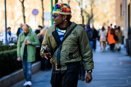 multicolor beanie, knitted beanie, green jacket, nylon bomber jacket, black pants, crossbody bag, black crossbody, pearl earrings, fashion week, frenchystyle, FW, jonathan paciullo, street style, MFW, MILAN, FALL WINTER 2022_2023, AUTUMN WINTER 2022-2023, FW 22-23, horizontal, atmosphere details