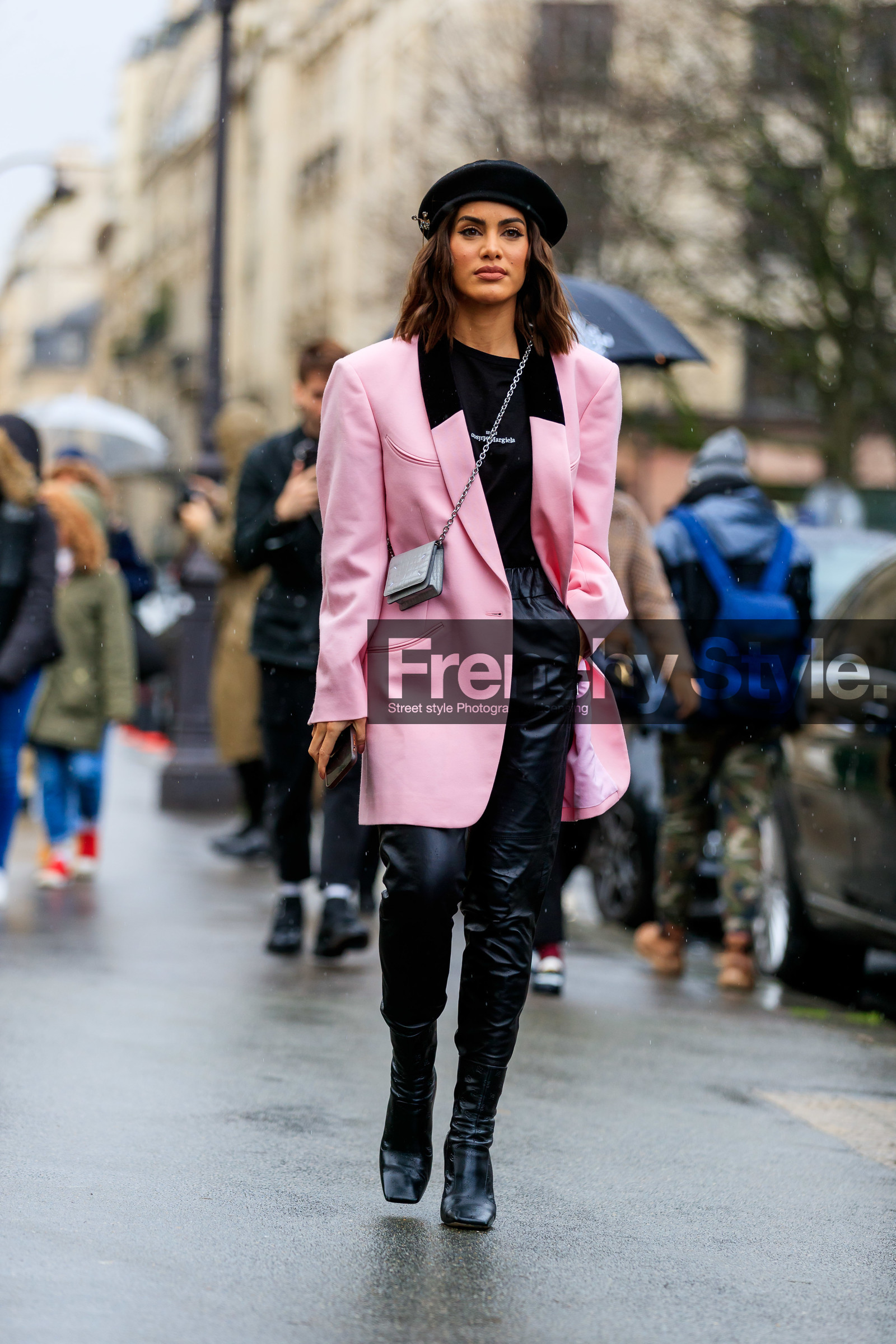 camila coelho, light pink jacket, black t-shirt, black beret, black hat, black leather pants, black leather boots, carrot pants, letter printed t-shirt, logo printed t-shirt, silvered chain strap bag, crossbody bag, mini bag, grey leather bag, animal skin bag, fendi boots, monogrammed boots, strassed hair clip, strassed hat, margiela bag, margiela t-shirt, fashion week, frenchystyle, FW, jonathan paciullo, street style, PFW, PARIS, AUTUMN WINTER 2020-2021, FALL WINTER 2020-2021, FW 20-21, vertical, full length