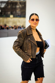 sunglasses, leather jacket, cropped jacket, brown jacket, black bra, black shorts, biker shorts, denim shorts, black choker, dior, dior, choker, fashion week, frenchystyle, FW, jonathan paciullo, street style, AUTUMN WINTER 2022-2023, FALL WINTER 2022_2023, FW 22-23, PFW, PARIS, vertical, detail