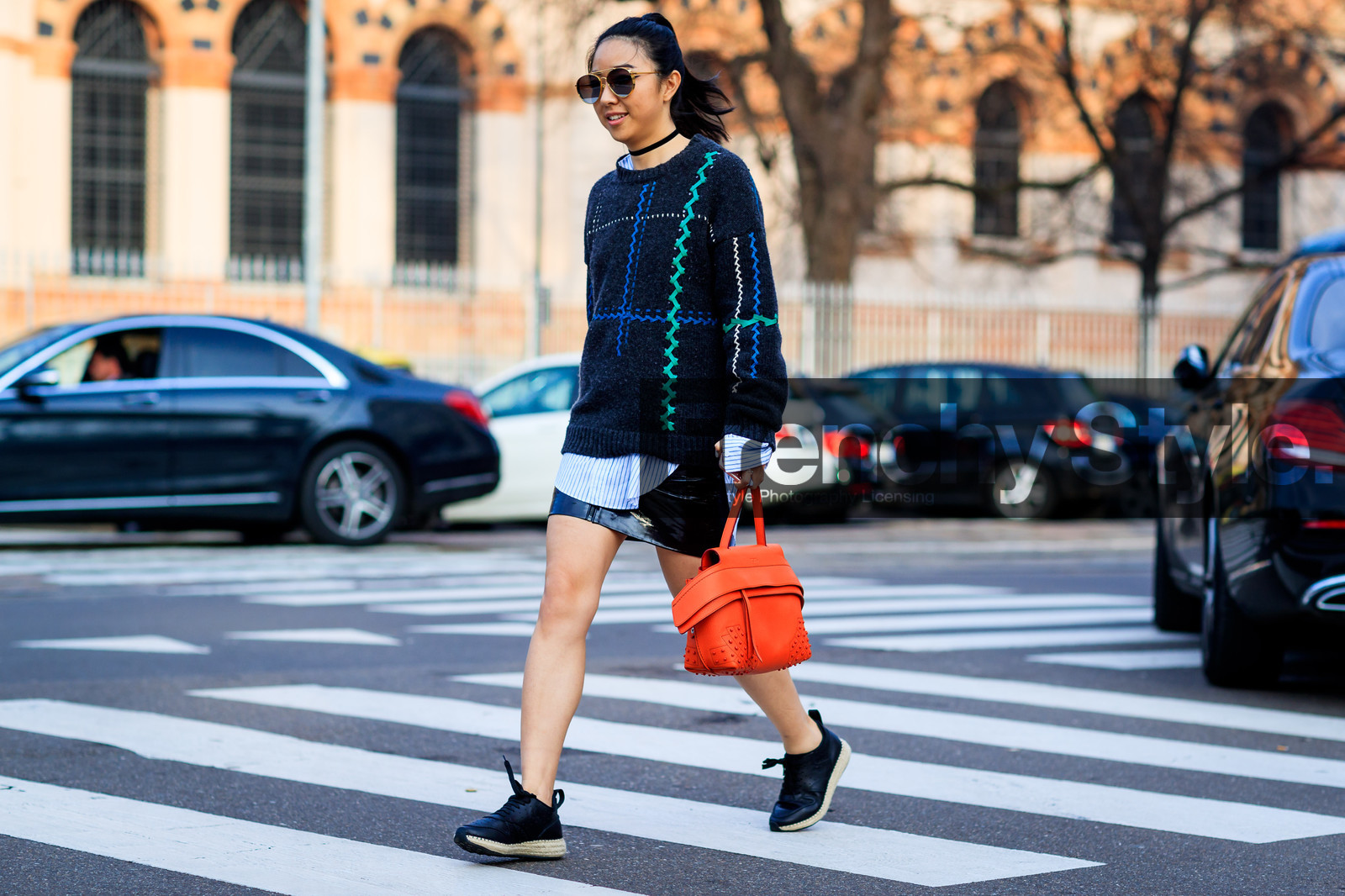 atmosphere details, AUTUMN WINTER 2017-2018, AW 17-18, black shoes, black sneakers, black sweater, choker, FALL WINTER 2017-2018, fashion week, frenchystyle, full length, FW, FW 17-18, horizontal, jonathan paciullo, leather bag, leather shoes, MFW, MILAN, necklace, orange bag, printed sweater, street style, sunglasses, tods, varnished leather