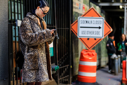 model, sora choi, leopard printed coat, fur coat, black leather jacket, black leather dress, beige coat, iphone, smartphone, fashion week, frenchystyle, FW, jonathan paciullo, street style, NYFW, NEW YORK, AUTUMN WINTER 2020-2021, FALL WINTER 2020-2021, FW 20-21, horizontal, atmosphere details, detail