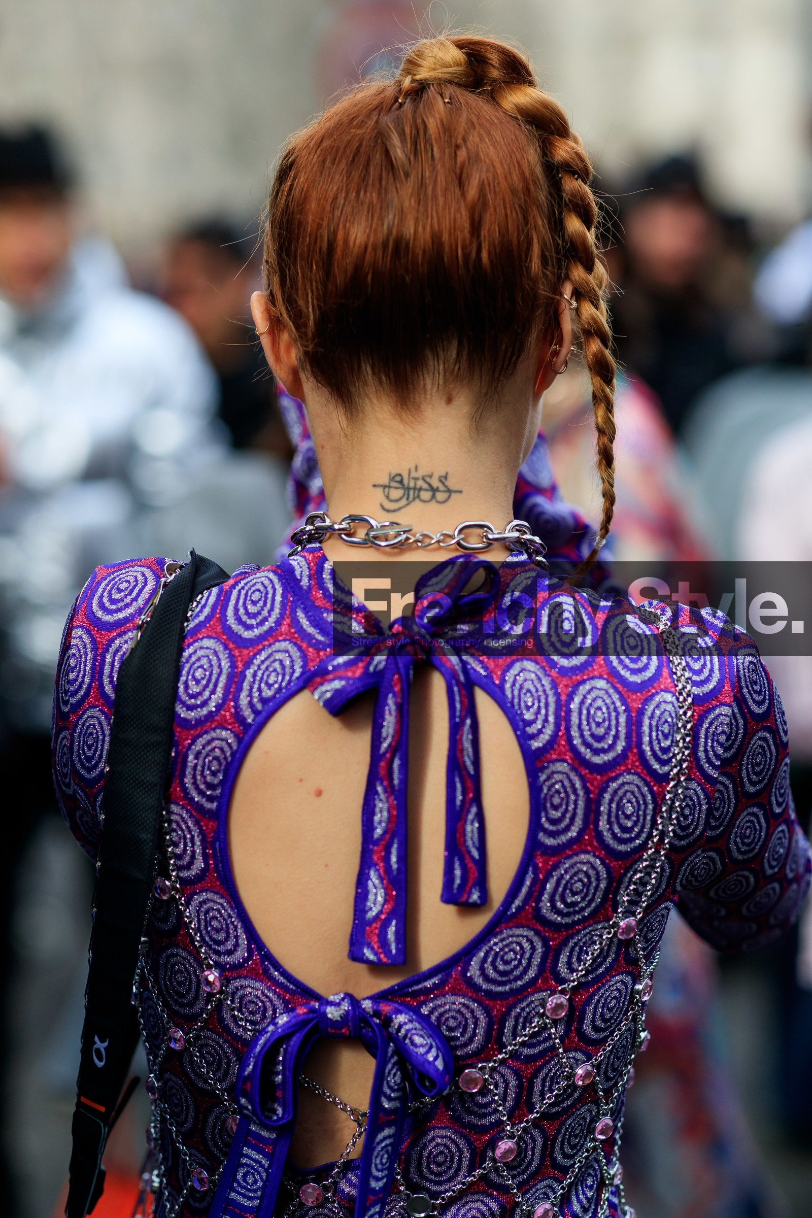back details, purple top, openwork top, bare back top, geometrical printed top, lurex top, metalic top, silvered top, silvered necklace, big chain necklace, paco rabanne necklace, paco rabanne top, fashion week, frenchystyle, FW, jonathan paciullo, street style, PFW, PARIS, AUTUMN WINTER 2020-2021, FALL WINTER 2020-2021, FW 20-21, vertical, atmosphere details, detail