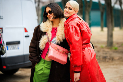red trench, belted trench, smoky eyes, pattent coat, pattent boots, black boots, white hair, tortoise sunglasses, short hair, model, furry coat, furry collat, leather coat, brown coat, crossbody bag, chanel bag, pink bag, dandy look, green pants, pink cardigan, white top, fashion week, frenchystyle, FW, jonathan paciullo, street style, PARIS, PFW, SPRING SUMMER 2022, SS 22, atmosphere details, detail, horizontal