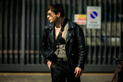 biker jacket, leather jacket, black jacket, crossbody bag, prada crossbody, cut out tshirt, black belt, black pants, pilot sunglasses, grey tshirt, fashion week, frenchystyle, FW, jonathan paciullo, street style, MFW, MILAN, AUTUMN WINTER 2022-2023, FALL WINTER 2022_2023, FW 22-23, horizontal, atmosphere details