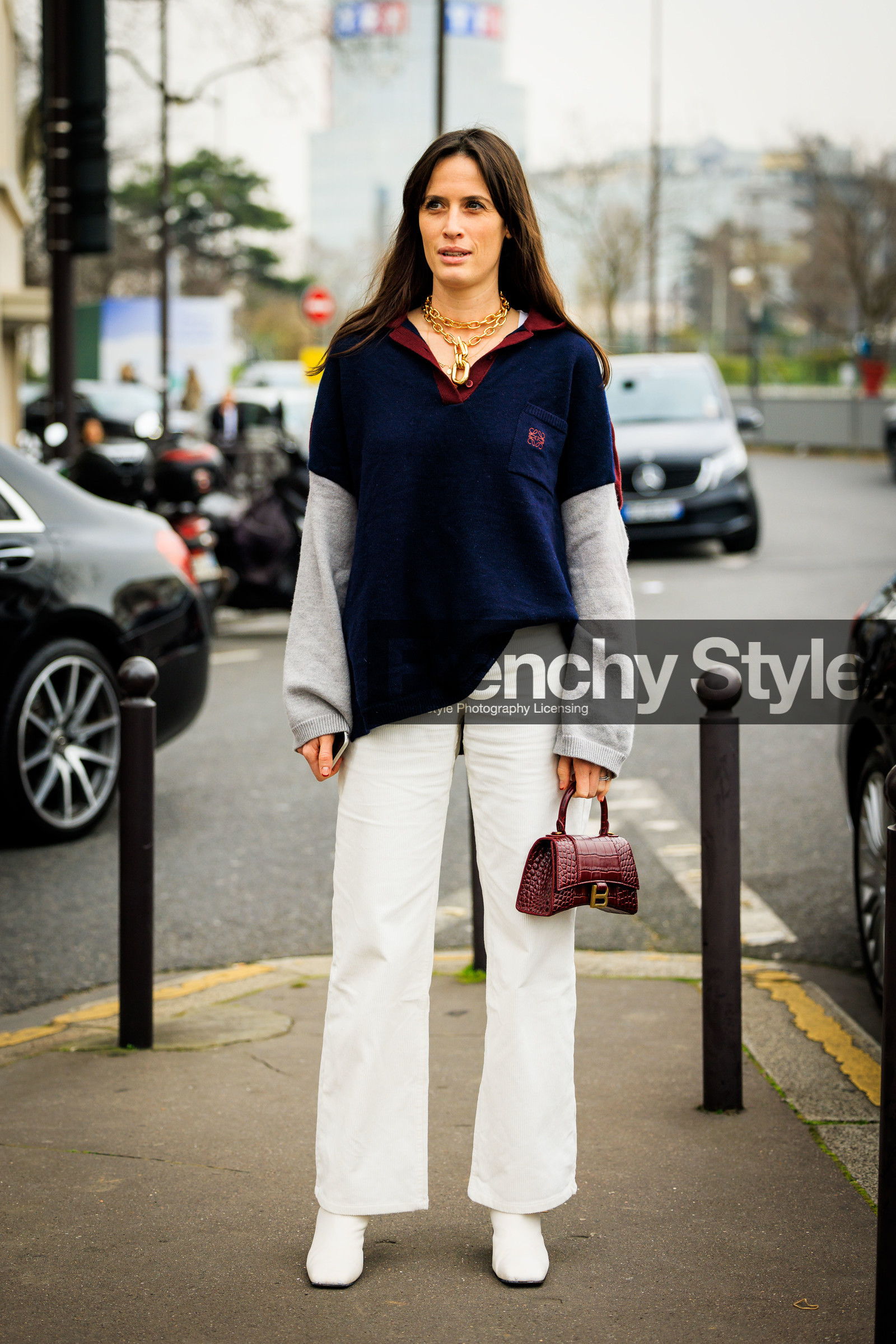 loewe polo shirt, navy blue shirt, grey sweat shirt, golden necklace, golden chain, white trouser, flared pants, hourglass bag, balenciaga bag, leather bag, mini bag, white boots, astrid boutrot, street style, jonathan paciullo, FW, frenchystyle, fashion week, AUTUMN WINTER 2022-2023, FALL WINTER 2022_2023, FW 22-23, PFW, PARIS, full length, vertical